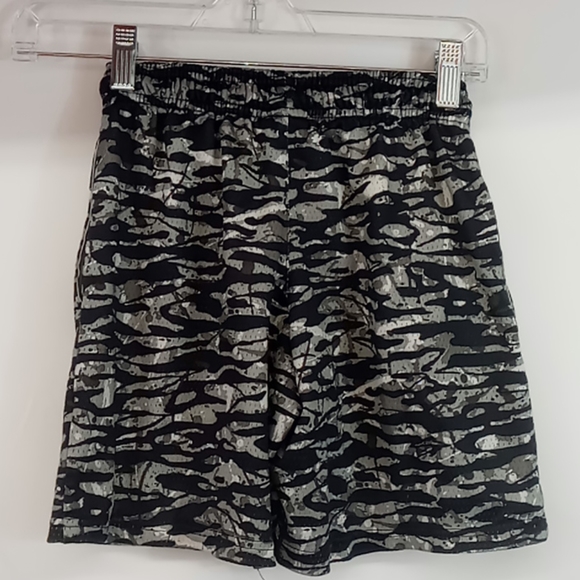Boys basketball shorts size small (6-7) - Picture 2 of 2